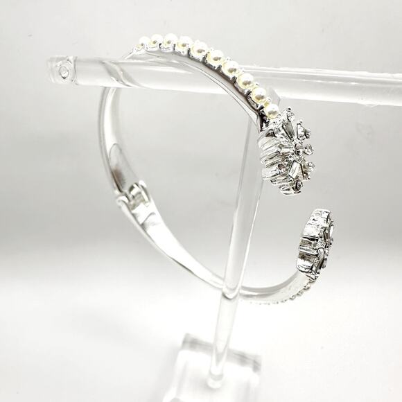 Anne Klein Hinge Bracelet Silver tone Snowflake Holiday CZ  Festive Jewelry - Picture 1 of 9